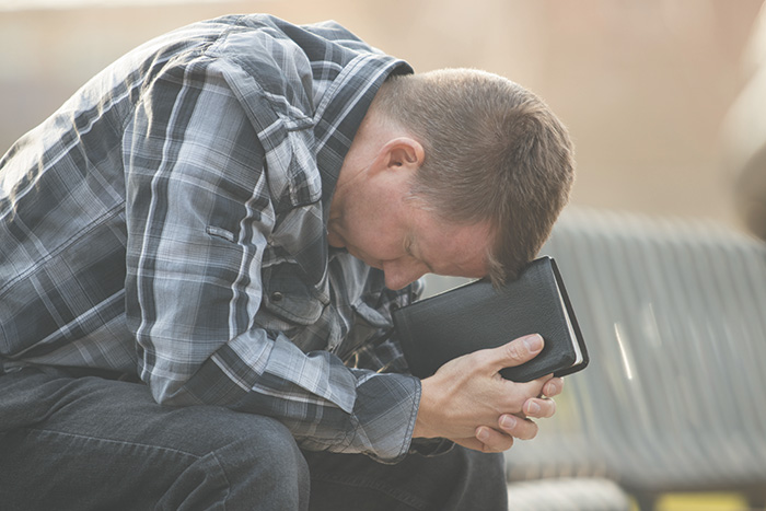 Quand Dieu semble lointain et silencieux Praying-Man-Bible